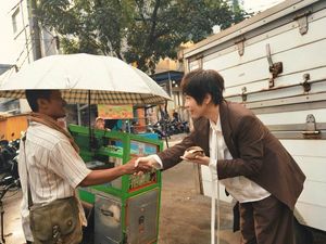 Ashin Mayday Blusukan ke Gang Jakarta sampai Salaman dengan Pedagang