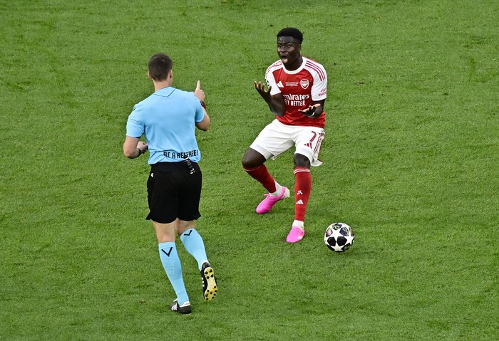 Soccer Football - UEFA Champions League - Final - Paris St Germain v Arsenal - Puskas Arena, Budapest, Hungary - May 30, 2026 Arsenals Bukayo Saka argues with referee Daniel Siebert during the match REUTERS/Marton Monus