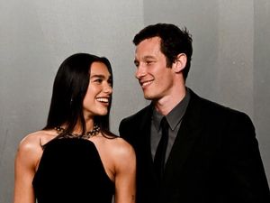 Janji Suci Dua Lipa dan Callum Turner Cuma Dihadiri 8 Orang