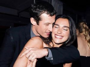 Dari Momen Kebetulan Dua Lipa-Callum Turner, Turun ke Hati