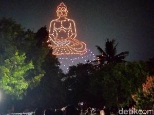 Momen Gibran Terbangkan Lampion Waisak di Candi Borobudur