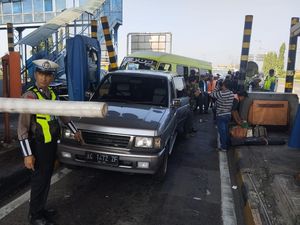 Elf Rem Blong Tabrak 2 Mobil dan Tiang Tol di GT Waru Sidoarjo