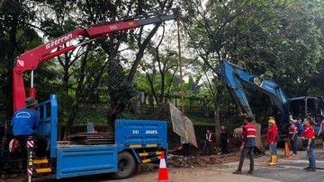 Jalan Amblas di Lenteng Agung Mulai Dicor, Pelat Baja Diangkat