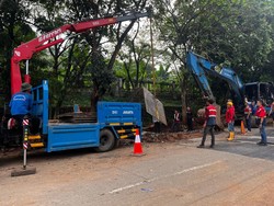 Jalan Amblas di Lenteng Agung Mulai Dicor, Pelat Baja Diangkat