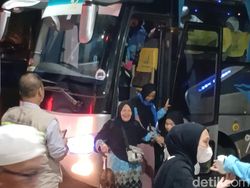 Video: Kloter Pertama Jemaah Haji Embarkasi Batam Tiba di Tanah Air