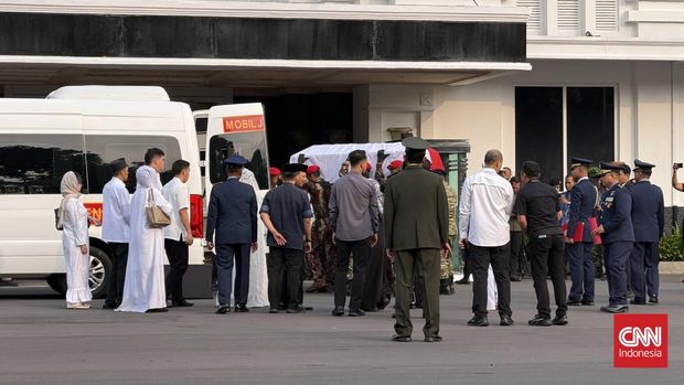 Jenazah Ryamizard Ryacudu jenazah Ryamizard dibawa oleh mobil jenazah Mabes TNI dan tiba di Kemenhan pada pukul 07.35. Dalam mobil tersebut tampak sejumlah anggota keluarga mendampingi jenazah Ryamizard.