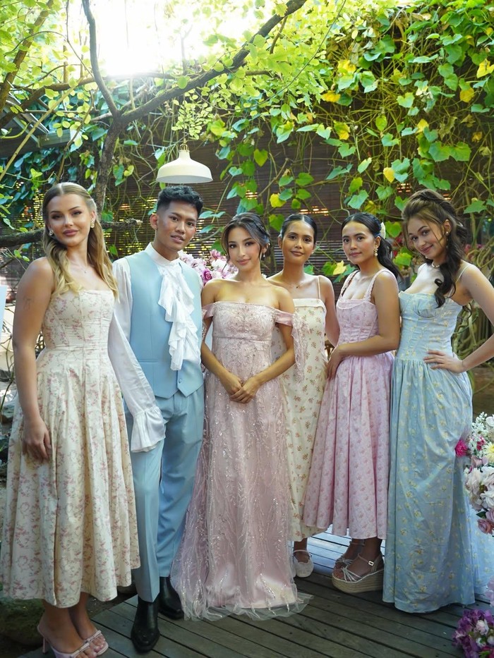 1. Bridal Lunch Bernuansa Floral