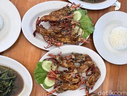 Menikmati Lobster Fresh dengan Pemandangan Cantik Selat Bali di Banyuwangi
