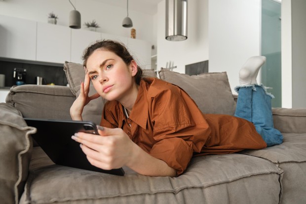 Kebiasaan sehari-hari yang mempercepat penuaan tidak hanya berkaitan dengan pola makan atau kurang tidur, tetapi juga jarang melakukan latihan kekuatan. Kebiasaan ini dapat mempercepat penurunan massa otot dan kekuatan tubuh seiring bertambahnya usia. Akibatnya, metabolisme melambat, tubuh lebih mudah lelah, dan risiko cedera meningkat.
