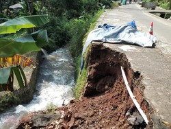 Jalan ke Telaga Biru Cicerem Kuningan Ambles Tergerus Hujan
