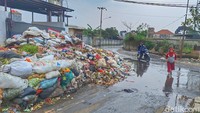 Sampah Kembali Menggunung di Pasar Baleendah