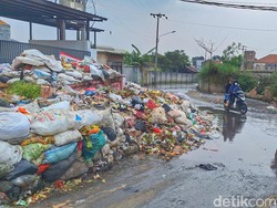 Sampah Kembali Menggunung di Pasar Baleendah