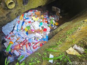 Parah, Got di Palabuhanratu Disumpal Gunungan Limbah Medis