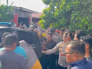 Video: Polisi Evakuasi Eks Polwan Yuni Usai Rumahnya Digeruduk Warga