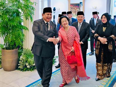 Potret Hangat Prabowo dan Mega di Hari Lahir Pancasila: Gandengan-Salami Siswa