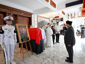 Prabowo Beri Penghormatan Terakhir ke Almarhum Ryamizard Ryacudu di Kemhan