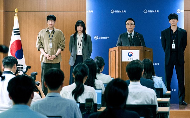 Kim Mu Yeol, Lee Sung Min, Jin Ki Joo, dan P.O akan bersatu dalam Biro Perlindungan Hak Pendidikan (ERPB) untuk melindungi kebajikan di sekolah.
