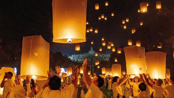 Ribuan Lampion Terangi Langit Borobudur Saat Waisak