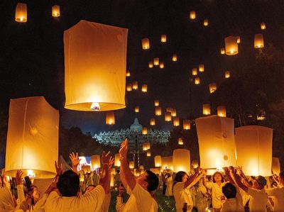 Ribuan Lampion Terangi Langit Borobudur Saat Waisak