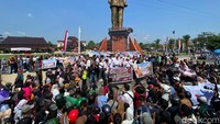 Aksi Protes Peternak Blitar Bagikan 1 Juta Telur Gratis