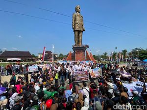 Aksi Protes Peternak Blitar Bagikan 1 Juta Telur Gratis