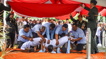Ryamizard Ryacudu Dimakamkan Secara Militer di TMP Kalibata
