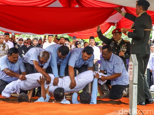 Ryamizard Ryacudu Dimakamkan Secara Militer di TMP Kalibata