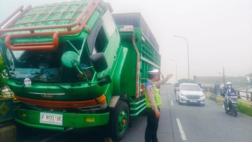 Alami Kendala Rem, Truk Ini Mogok di Flyover Ciputat Tangsel