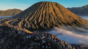 Suku Tengger Larung Sesaji ke Kawah Bromo