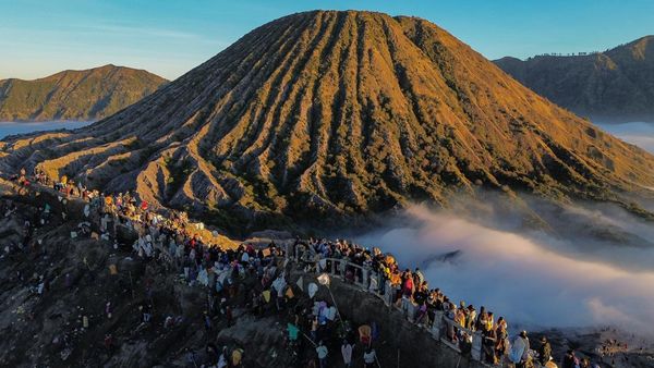 Suku Tengger Larung Sesaji ke Kawah Bromo