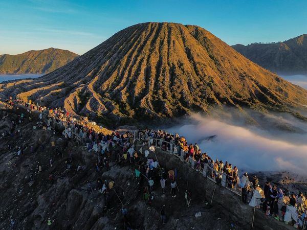 Suku Tengger Larung Sesaji ke Kawah Bromo