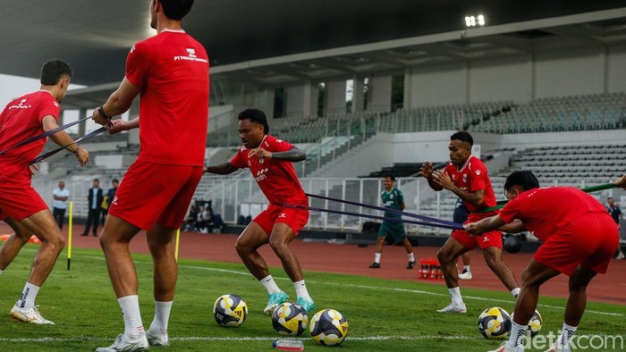Sejumlah pemain Timnas Indonesia kembali menjalani sesi latihan di Stadion Madya, Jakarta, Senin (1/6/2026).