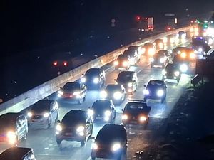 Video: Tol Cipularang Padat Merayap Menuju Jakarta