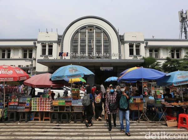 Trotoar Kota Tua Masih Dipenuhi PKL