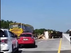 Truk Muat Triplek Terguling di Tol Paspro Picu Macet Total