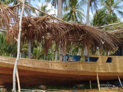 Kisah Abadi Pembuat Perahu Kayu Kemujan