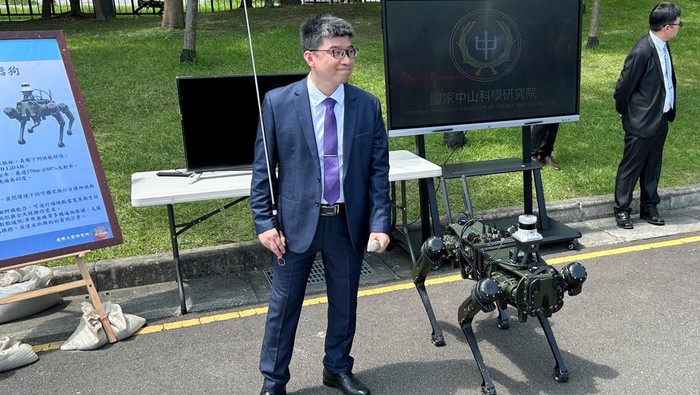 Robot anjing tempur bersiap untuk misi pengintaian