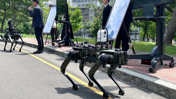 Anjing robot melakukan manuver di fasilitas riset militer Taiwan
