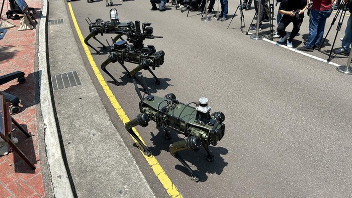 Robot anjing tempur bergerak di medan tidak rata