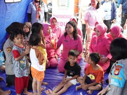 Bhayangkari Beri Bantuan dan Trauma Healing Korban Kebakaran Kemayoran
