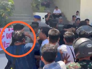 Demo di Kantor Balai Sungai Mamuju Ricuh, Polisi Dipukul Pendemo
