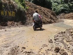 Rusak Parah saat Bencana, Warga Buka Sendiri Jalan Utama ke Bener Meriah
