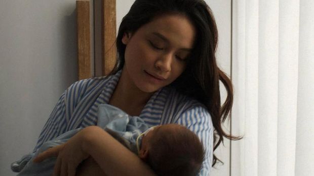 Hanggini Melahirkan Anak Pertama