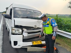 Hiace Angkut Wisatawan Asing Kecelakaan di Tol Sumo