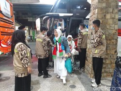 Jemaah Haji Kloter 1 Debarkasi Solo Tiba di Tanah Air