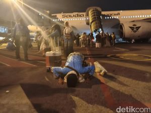Video: Rombongan Kloter Pertama Haji Embarkasi Surabaya Tiba di Tanah Air