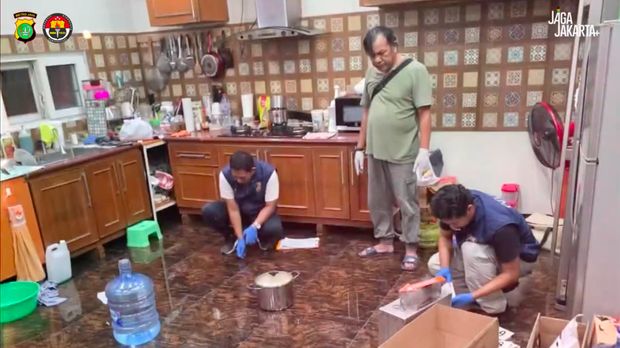 Kasus tewasnya WN Korsel berinisial BS (66) di Kabupaten Bekasi akhirnya terungkap. BS ternyata dibunuh orang suruhan mantan istrinya, SJ. (dok Polrestro Bekasi)