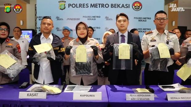 Kasus tewasnya WN Korsel berinisial BS (66) di Kabupaten Bekasi akhirnya terungkap. BS ternyata dibunuh orang suruhan mantan istrinya, SJ. (dok Polrestro Bekasi)