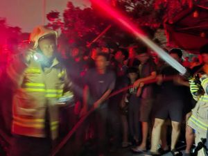 Brimob Polda Metro Turun Bantu Padamkan Kebakaran di Kemayoran