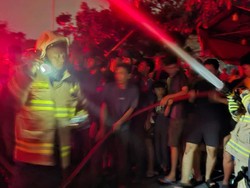 Brimob Polda Metro Turun Bantu Padamkan Kebakaran di Kemayoran
